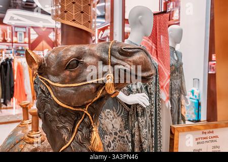 23. Januar 2025, Abu Dhabi, VAE: Nahaufnahme einer Kamelstatue in einem traditionellen arabischen Bekleidungsgeschäft, in dem lokale Kultur und Handwerk vorgestellt werden Stockfoto