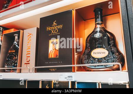 23. Januar 2025, Abu Dhabi, VAE: Nahaufnahme einer Flasche hochwertigen Hennessy XO Cognac in einem Regal in einem Spirituosengeschäft, in dem Luxus präsentiert wird Stockfoto