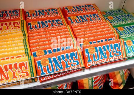 23. Januar 2025, Abu Dhabi, Vereinigte Arabische Emirate: Bunte Tony's Chocolonely Schokoladentafeln, die ordentlich in einem Supermarktregal angeordnet sind Stockfoto