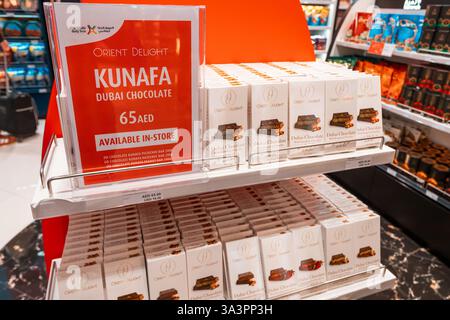 23. Januar 2025, Abu Dhabi, VAE: Pakete Kunafa Dubai Schokoladentafeln mit Nüssen und getrockneten Erdbeeren in Regalen zum Verkauf in Duty Free Stockfoto