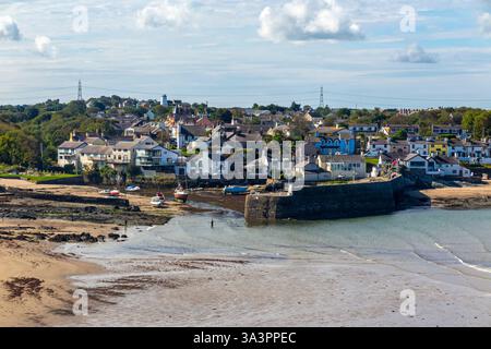 Der Strand und der Hafen von Cemaes Bay an der Nordküste von Anglesey in Nordwales Großbritannien, dem nördlichsten Dorf in Wales. Stockfoto