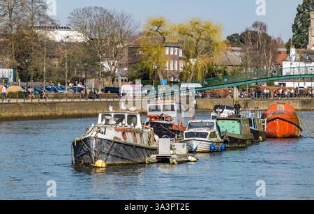 Anlegeboote und Fußgängerbrücke nach Eel Pie Island, Twickenham, Themse, London, England, UK Stockfoto