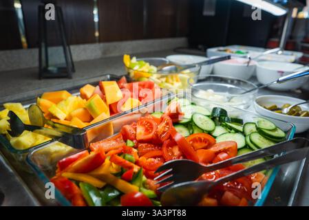 Büfett im Innenbereich mit frischem Obst und Gemüse in Glastabletts Stockfoto