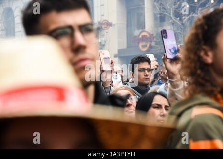 Valencia, Spanien - 17. März 2025. Mascletà pyrotechnisches Feuerwerk auf der Plaza del Ayuntamiento (Rathausplatz), erschossen von Pirotecnia Vulcano. Eine riesige Menschenmenge hilft bei Ekstase und Konzentration mitten im Regen, Lärm und Feuerrauch. Quelle: Roberto Arosio/Alamy Live News. Stockfoto
