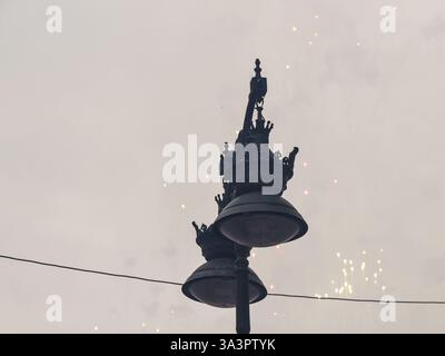 Valencia, Spanien - 17. März 2025. Mascletà pyrotechnisches Feuerwerk auf der Plaza del Ayuntamiento (Rathausplatz), erschossen von Pirotecnia Vulcano. Eine riesige Menschenmenge hilft bei Ekstase und Konzentration mitten im Regen, Lärm und Feuerrauch. Quelle: Roberto Arosio/Alamy Live News. Stockfoto