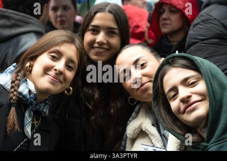 Valencia, Spanien - 17. März 2025. Mascletà pyrotechnisches Feuerwerk auf der Plaza del Ayuntamiento (Rathausplatz), erschossen von Pirotecnia Vulcano. Eine riesige Menschenmenge hilft bei Ekstase und Konzentration mitten im Regen, Lärm und Feuerrauch. Quelle: Roberto Arosio/Alamy Live News. Stockfoto