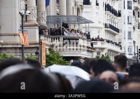 Valencia, Spanien - 17. März 2025. Mascletà pyrotechnisches Feuerwerk auf der Plaza del Ayuntamiento (Rathausplatz), erschossen von Pirotecnia Vulcano. Eine riesige Menschenmenge hilft bei Ekstase und Konzentration mitten im Regen, Lärm und Feuerrauch. Quelle: Roberto Arosio/Alamy Live News. Stockfoto