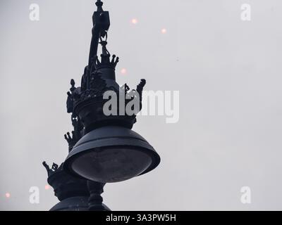 Valencia, Spanien - 17. März 2025. Mascletà pyrotechnisches Feuerwerk auf der Plaza del Ayuntamiento (Rathausplatz), erschossen von Pirotecnia Vulcano. Eine riesige Menschenmenge hilft bei Ekstase und Konzentration mitten im Regen, Lärm und Feuerrauch. Quelle: Roberto Arosio/Alamy Live News. Stockfoto