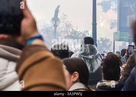 Valencia, Spanien - 17. März 2025. Mascletà pyrotechnisches Feuerwerk auf der Plaza del Ayuntamiento (Rathausplatz), erschossen von Pirotecnia Vulcano. Eine riesige Menschenmenge hilft bei Ekstase und Konzentration mitten im Regen, Lärm und Feuerrauch. Quelle: Roberto Arosio/Alamy Live News. Stockfoto
