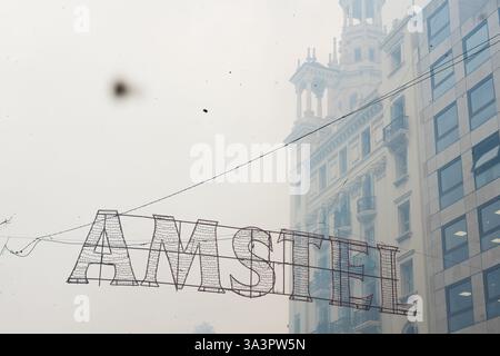 Valencia, Spanien - 17. März 2025. Mascletà pyrotechnisches Feuerwerk auf der Plaza del Ayuntamiento (Rathausplatz), erschossen von Pirotecnia Vulcano. Eine riesige Menschenmenge hilft bei Ekstase und Konzentration mitten im Regen, Lärm und Feuerrauch. Quelle: Roberto Arosio/Alamy Live News. Stockfoto