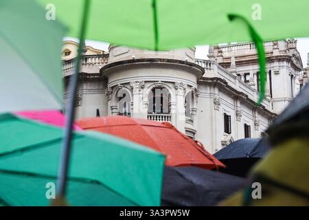 Valencia, Spanien - 17. März 2025. Mascletà pyrotechnisches Feuerwerk auf der Plaza del Ayuntamiento (Rathausplatz), erschossen von Pirotecnia Vulcano. Eine riesige Menschenmenge hilft bei Ekstase und Konzentration mitten im Regen, Lärm und Feuerrauch. Quelle: Roberto Arosio/Alamy Live News. Stockfoto