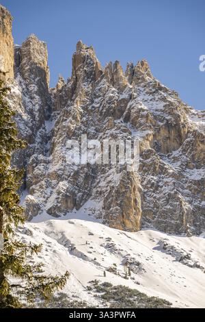 Wunderschöne Landschaft der Bergsilhouetten der Sexten Dolomiten an einem sonnigen Wintertag, Südtirol, Trentino-Südtirol, Südtirol, Südtirol, Italien, E Stockfoto