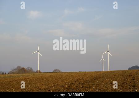 Windenergieanlagen in einer Feldlandschaft der Landwirtschaft, Deining, Oberpfalz, Bayern, Deutschland, Europa Stockfoto