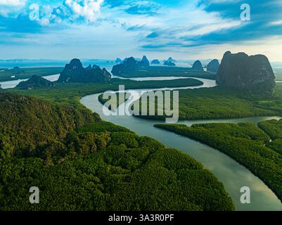Aus der Vogelperspektive auf die Kanäle, die sich in den Mangroven winden, bilden eine herzförmige Insel. Stellen Sie sich die wunderschöne bewölkte Insel über der herzförmigen Insel vor. Stockfoto