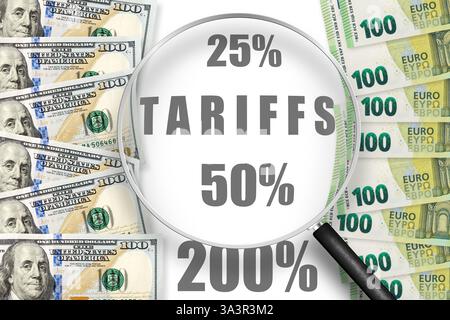 100 Dollar- und Euroscheine auf weißem Hintergrund mit WORTTARIFEN. Blick durch Lupe Stockfoto