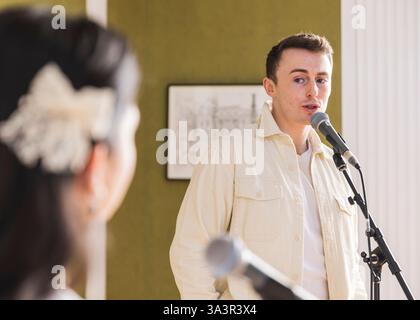 Brian O'Muiri und Helaina Cole, West End präsentieren sich in Maiden Lane, Covent Garden, London © Clarissa Debenham (Film Free Photography) / Alamy Stockfoto