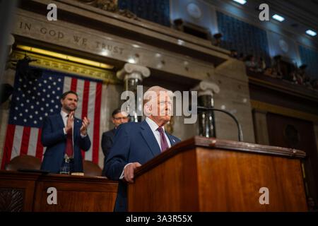 WASHINGTON DC, USA - 4. März 2025 - US-Präsident Donald Trump hält seine gemeinsame Ansprache vor dem Kongress am Dienstag, 4. März 2025, in der House Chamber of Stockfoto