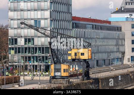 Die Rheinpromenade im Rheinauer Hafen, alte Hafenkrane vor dem KAP-Bürogebäude am Suedkai von den Architekten Engel und Zimmermann, Colo Stockfoto