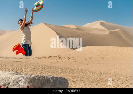 Die berühmten singenden Sanddünen der Wüste Gobi in Dunhuang. Die Mingsha Sanddünen in Dunhuang an der Seidenstraße sind eine wichtige Touristenattraktion. Stockfoto