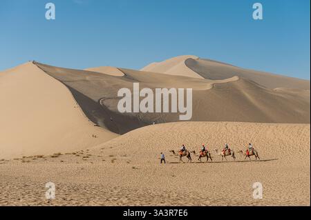 Die berühmten singenden Sanddünen der Wüste Gobi in Dunhuang. Die Mingsha Sanddünen in Dunhuang an der Seidenstraße sind eine wichtige Touristenattraktion. Stockfoto
