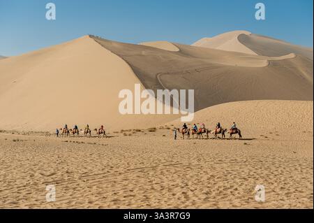 Die berühmten singenden Sanddünen der Wüste Gobi in Dunhuang. Die Mingsha Sanddünen in Dunhuang an der Seidenstraße sind eine wichtige Touristenattraktion. Stockfoto