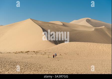 Die berühmten singenden Sanddünen der Wüste Gobi in Dunhuang. Die Mingsha Sanddünen in Dunhuang an der Seidenstraße sind eine wichtige Touristenattraktion. Stockfoto