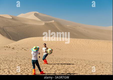 Die berühmten singenden Sanddünen der Wüste Gobi in Dunhuang. Die Mingsha Sanddünen in Dunhuang an der Seidenstraße sind eine wichtige Touristenattraktion. Stockfoto
