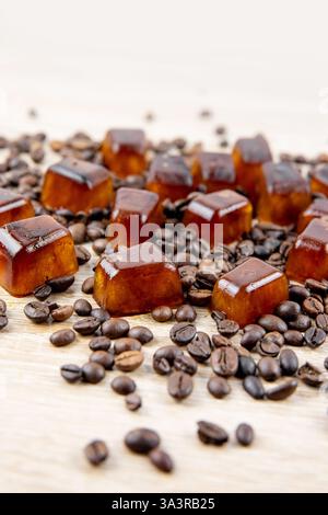 Seitenansicht des Kaffeeeises auf dem Tisch, dekoriert mit Kaffeebohnen. Studio-Aufnahme. Konzept der Kaffeeiswürfel zur Herstellung von Eiskaffee. Stockfoto