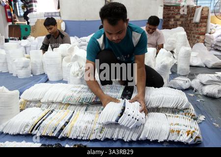 Dhaka, Bangladesch. März 2025. Arbeiter arrangieren Gebetskappen in einer Fabrik vor Eid-ul-Fitr in Dhaka, Bangladesch, 17. März 2025. Quelle: Habibur Rahman/Xinhua/Alamy Live News Stockfoto
