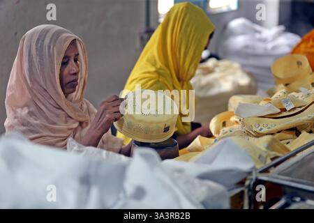 Dhaka, Bangladesch. März 2025. Arbeiter produzieren Gebetskappen in einer Fabrik vor Eid-ul-Fitr in Dhaka, Bangladesch, 17. März 2025. Quelle: Habibur Rahman/Xinhua/Alamy Live News Stockfoto