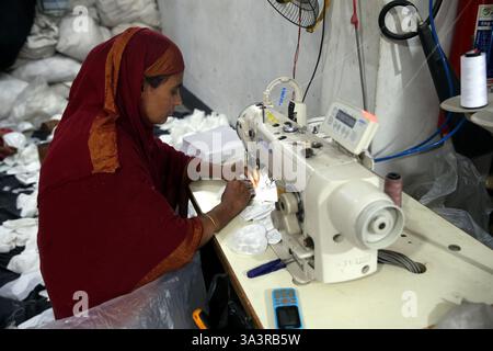 Dhaka, Bangladesch. März 2025. Ein Arbeiter produziert Gebetskappen in einer Fabrik vor Eid-ul-Fitr in Dhaka, Bangladesch, 17. März 2025. Quelle: Habibur Rahman/Xinhua/Alamy Live News Stockfoto