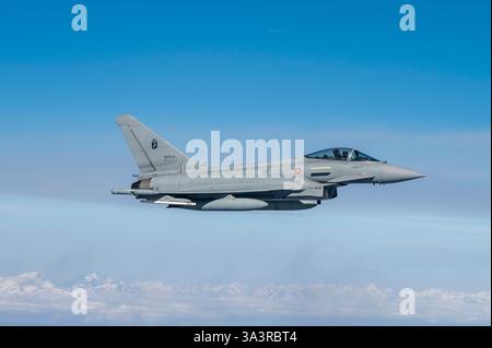 Sardinien, Italien. März 2025. Ein Eurofighter Taifun der italienischen Luftwaffe fliegt während des Escorttrainings mit strategischen Bomberflugzeugen der US-Luftwaffe B-52 Stratofortress während der Übung Spartan Mace am 7. März 2025 über Sardinien. Gutschrift: SSgt. Kristen Heller/US Air Force/Alamy Live News Stockfoto