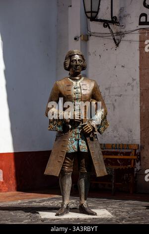 Taxco, Mexiko - 18. November 2024: Denkmal für Don Jose de la Borda, den reichsten Bergarbeiter in Taxco, der den Bau der Kirche Santa unterstützte Stockfoto