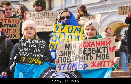 Kiew, Ukraine - 16. März, 2025 Menschen protestieren in der Volodumirska Straße in der Nähe der Nationaloper der Ukraine mit Spruchbändern mit Schildern wie Fr. Stockfoto
