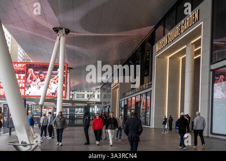 Die Fassade der Penn Station und der Eingang zum Madison Square Garden befinden sich an der Seventh Avenue, 2025, New York City, USA Stockfoto
