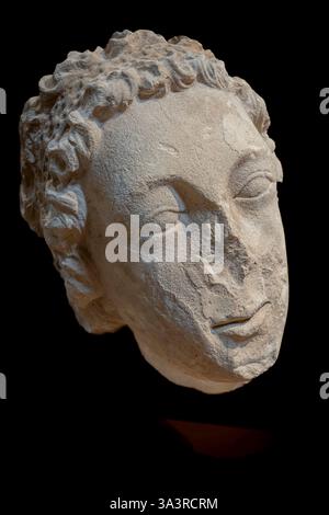 Paris, Frankreich - 03 15 2025: Cluny Museum. Die Ausstellung Making the Stones Speak. Polychrome Lutetianische Kalksteinstatue, Kopf einer Säulenstatue, Engel gemäß Stockfoto