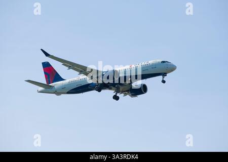 Delta Air Lines Airbus 220-300 N307DU landet auf dem Boston Logan International Airport, Boston, Massachusetts MA, USA. Stockfoto