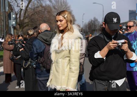 Mailand, Italien. Februar 2025. Fashionista und Model Chloe Lecareux posieren für Fotos vor der FW 2025/2026 Diesel Fashion Show während der Mailand Women' Fashion Week. (Foto: Takimoto Marina/SOPA Images/SIPA USA) Credit: SIPA USA/Alamy Live News Stockfoto