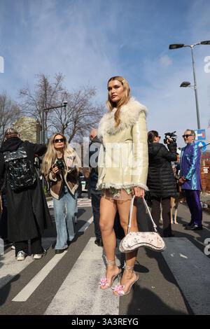 Mailand, Italien. Februar 2025. Fashionista und Model Chloe Lecareux posieren für Fotos vor der FW 2025/2026 Diesel Fashion Show während der Mailand Women' Fashion Week. (Foto: Takimoto Marina/SOPA Images/SIPA USA) Credit: SIPA USA/Alamy Live News Stockfoto