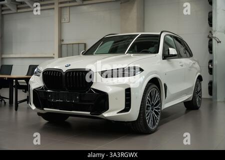 Almaty, Kasachstan - 12. März 2025: Der neue BMW X5 xDrive steht auf dem Parkhaus. Deutscher Automobilhersteller Stockfoto