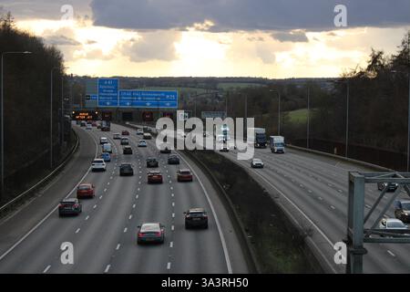 Autobahnverkehr auf der M25 in Richtung J20, Abfahrt Abbots Langley, Que nach der Kreuzung mit 60 km/h Geschwindigkeitsbegrenzung. Stockfoto