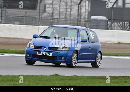 Andrew Ames, Renault Clio 172 Cup, der erstmals 1952 in der Pomeroy Trophy ausgetragen wurde, sind Autos aller Epochen und Typen, der Vintage Sports Car Club, VSCC Stockfoto