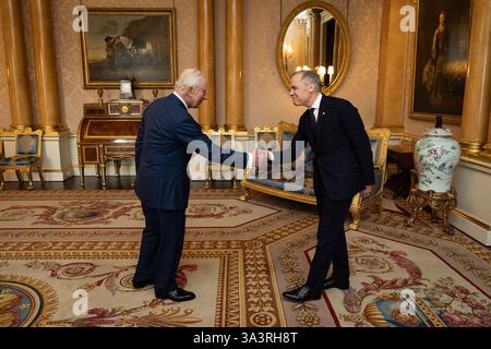 König Karl III. Hält eine Audienz mit Mark Carney, dem Premierminister von Kanada, im Buckingham Palace, London. Bilddatum: Montag, 17. März 2025. Stockfoto
