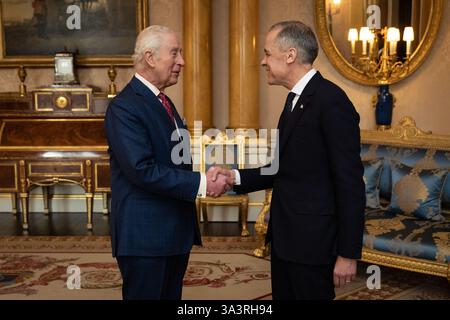 König Karl III. Hält eine Audienz mit Mark Carney, dem Premierminister von Kanada, im Buckingham Palace, London. Bilddatum: Montag, 17. März 2025. Stockfoto