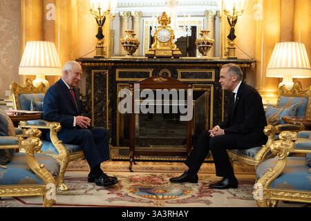 König Karl III. Hält eine Audienz mit Mark Carney, dem Premierminister von Kanada, im Buckingham Palace, London. Bilddatum: Montag, 17. März 2025. Stockfoto