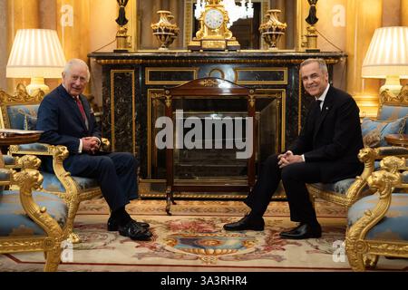 König Karl III. Hält eine Audienz mit dem kanadischen Premierminister Mark Carney im Londoner Buckingham Palace. Bilddatum: Montag, 17. März 2025. Stockfoto