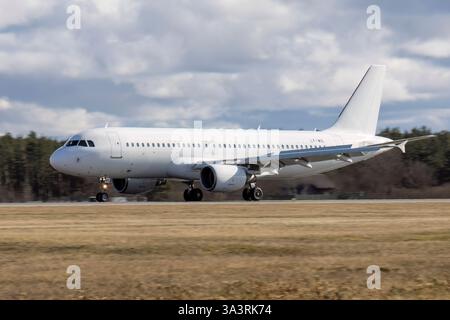 Reg: LY-WIL, GetJet Airlines, Airbus A320-214. Stockfoto