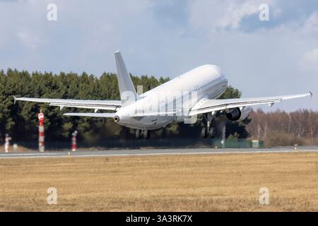 Reg: LY-WIL, GetJet Airlines, Airbus A320-214. Stockfoto