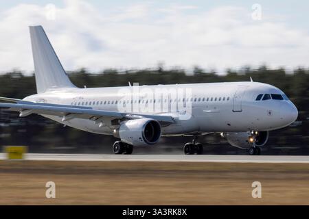 Reg: LY-WIL, GetJet Airlines, Airbus A320-214. Stockfoto