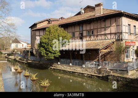 Ein Restaurant am Fluss in einem mittelalterlichen Fachwerkgebäude an der Chalaronne in Châtillon-sur-Chalaronne, Ain, Frankreich. Stockfoto